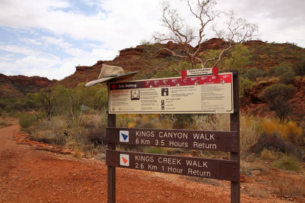 krajobraz królów kanion z znakiem wędrówki w outback, czerwone centrum australii - alice springs australian culture desert kings canyon zdjęcia i obrazy z banku zdjęć