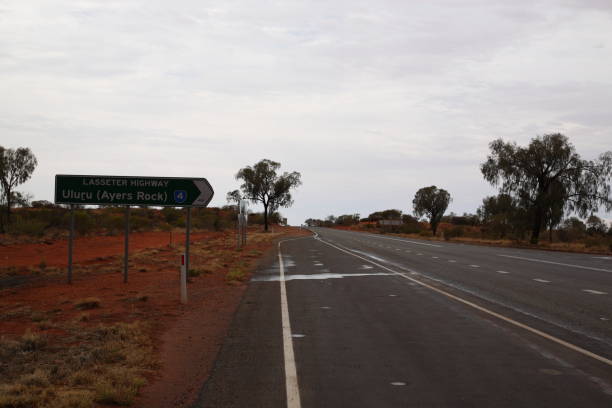 라세터 고속도로 도로 표지판에서 울루루 아이어스 록으로 가는 호주 중부 아웃백. - uluru alice springs australia australian culture 뉴스 사진 이미지