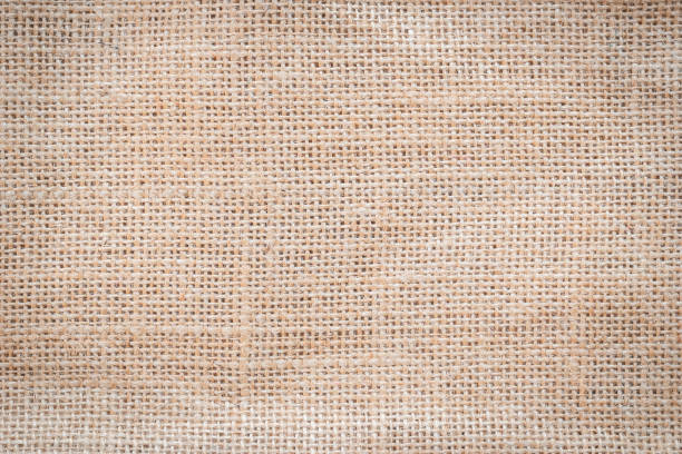jute hessian sac à dos tissé fond de modèle de texture de toile de jute dans le vieux vieux beige jaune vieilli couleur brun d’or de crème - burlap sack photos et images de collection