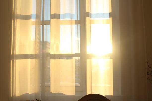 カーテンの窓のシルエット。白いカーテンを通して太陽の光。 - hotel hotel room bed luxury ストックフォトと画像