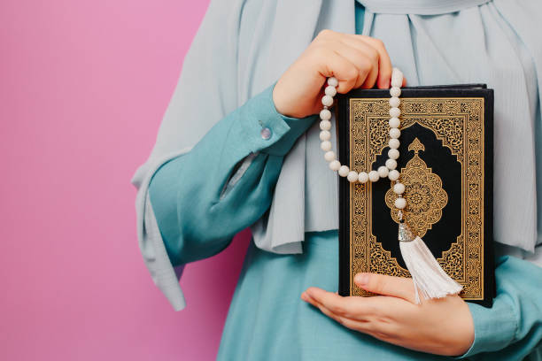 彼女の手にクルアーンとイスラムロザリオを保持しているイスラム教徒の女の子 - 24120 ストックフォトと画像