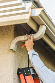 arbeiter-der-aluminium-regengutter-und-d