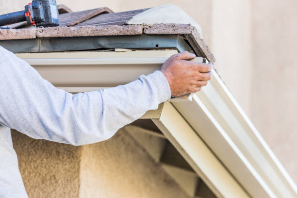 worker attaching aluminum rain gutter to fascia of house - eavestrough imagens e fotografias de stock