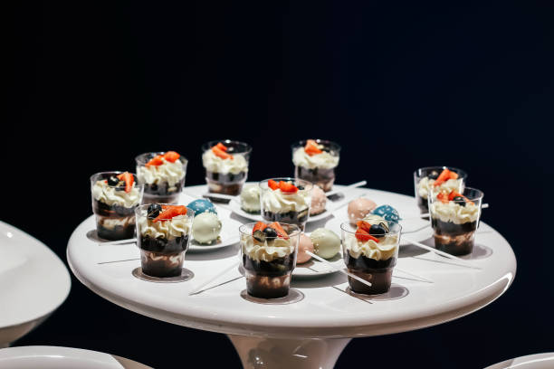 desserts à la crème fouettée et fraises sur une table blanche. style glamour - victoria sandwich photos et images de collection