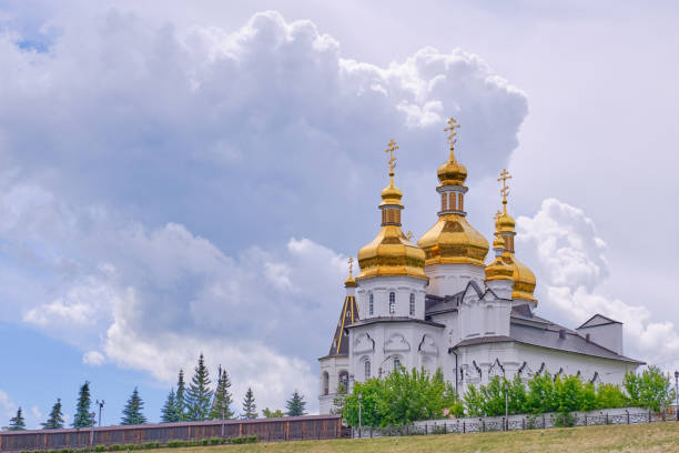 monastero degli uomini della santissima trinità della chiesa ortodossa russa. tyumen, russia. - siberia russia russian orthodox orthodox church foto e immagini stock