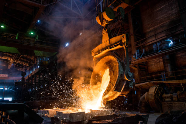 tanque vierte metal líquido en los moldes - glowing metal industry iron industry fotografías e imágenes de stock