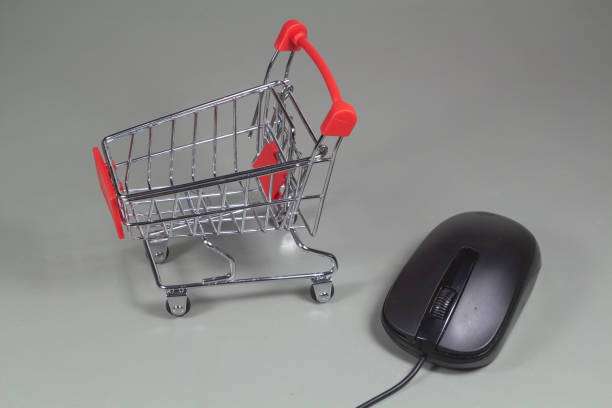 istock Small shopping cart and mouse 1253326702