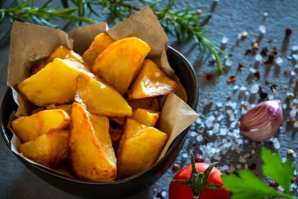 pommes frites kartoffeln mit gewürzen wie salz und pfeffer - patatas bravas stock-fotos und bilder