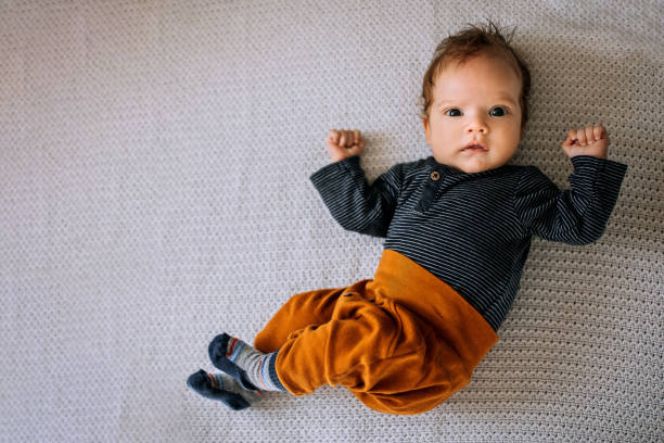 ritratto di adorabile bambino - bed cheerful enjoyment excitement foto e immagini stock