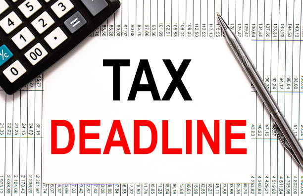istock paper note with TAX DEADLINE Message. Concept Image 1253342883