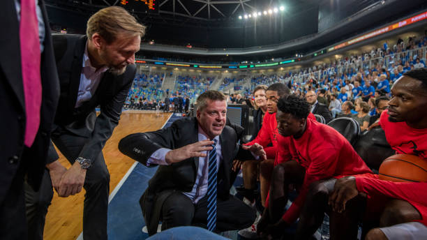 istock Coach giving instructions to basketball team 1253343172