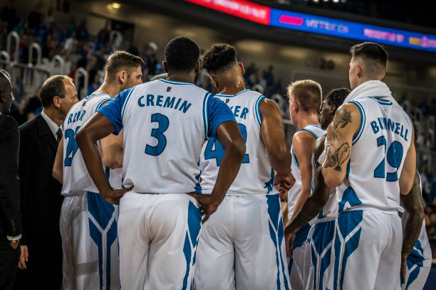 istock Coach giving instructions to basketball team 1253344741