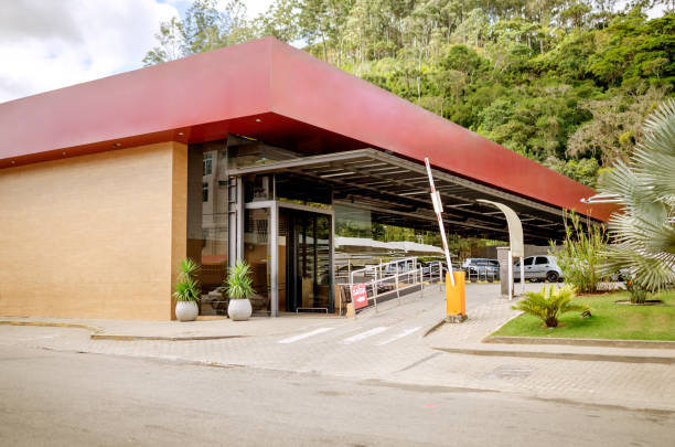 istock Facade of a supermarket 1253346120