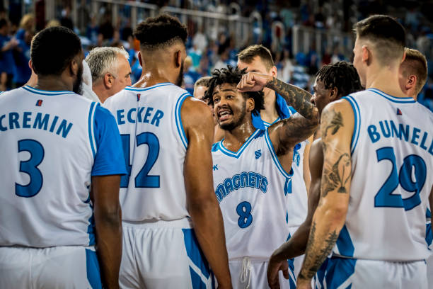 istock Coach giving instructions to basketball team 1253349382