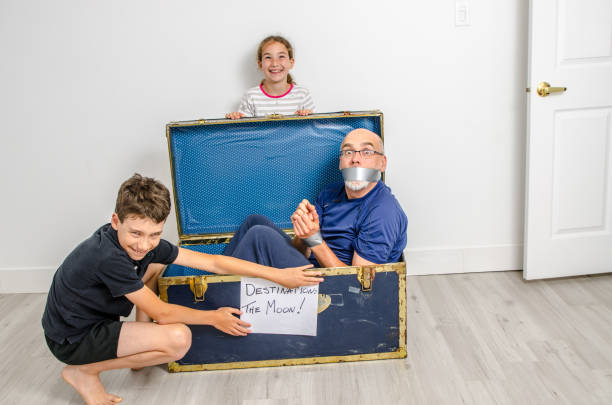 niño y niña acelerando padre en la luna - crime men bizarre kidnapper fotografías e imágenes de stock