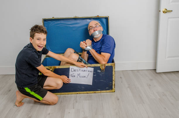 niño acelerando padre en la luna - crime men bizarre kidnapper fotografías e imágenes de stock