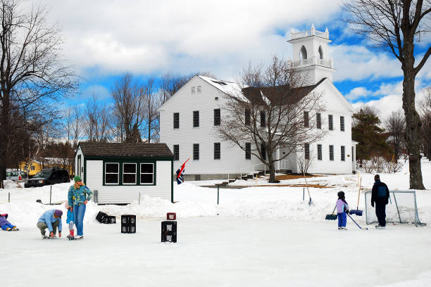invierno en un pueblo de nueva inglaterra - ice skating ice hockey child family fotografías e imágenes de stock