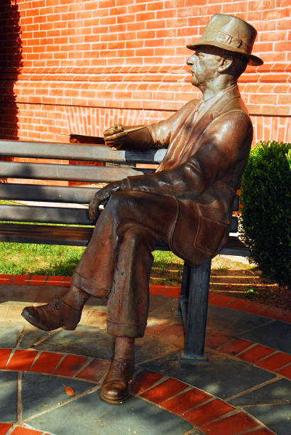 William Faulkner statue (1997, artist William N. Beckwith) Oxford, Mississippi Oxford, MS, USA July 21, 2010 A sculpture of author William Faulkner stands on the main square in his Oxford, Mississippi town oxford mississippi photos stock pictures, royalty-free photos & images
