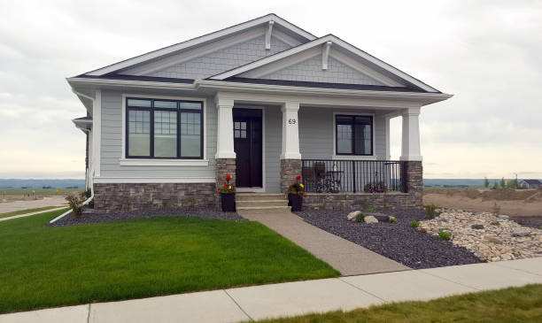 pohled na ulici elegantní a uklizený moderní řemeslný bungalov - vlastnictví domova fotky - stock snímky, obrázky a fotky