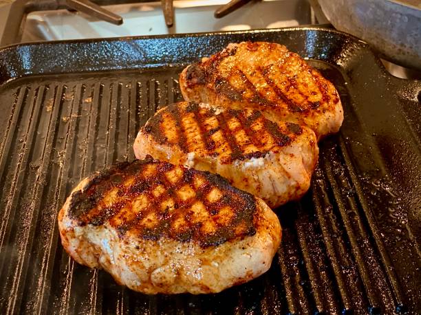 griddled gerookte komijn en paprika rubbed karbonades - karbonade stockfoto's en -beelden