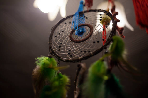 dreamcatcher dans la chambre. une ancienne amulette pour effrayer les mauvais esprits. - 4729 photos et images de collection