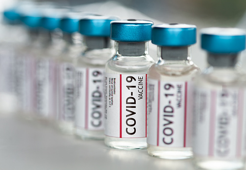 Covid-19 Viales de la vacuna contra el coronavirus en una fila macro de cerca photo