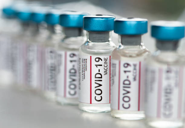 covid-19 viales de la vacuna contra el coronavirus en una fila macro de cerca - covid 19 fotografías e imágenes de stock