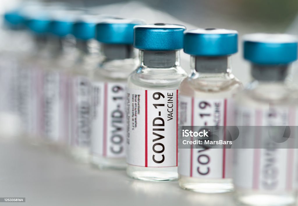 Covid-19 Coronavirus Vaccine fiolki z rzędu makro z bliska - Zbiór zdjęć royalty-free (Szczepionka na COVID-19)