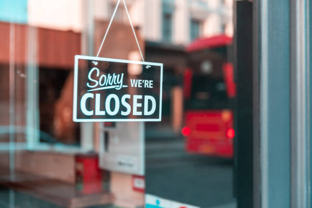 sorry we're closed sign at shop entrance in london - closed cafe due to coronavirus pandemic - background image about closed shops and restaurants in the city - business closed imagens e fotografias de stock