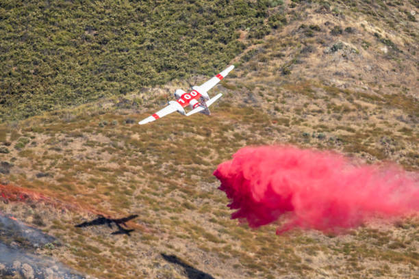 winchester, ca usa - 14 czerwca 2020: cal fire samolot spada ognioodporne na suchym wzgórzu pożaru w pobliżu winchester, california. - fire retardant zdjęcia i obrazy z banku zdjęć