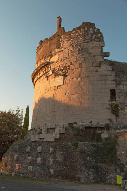 tumba romana antiga de caecilia metella, século i a.c., appian way (via appia antica), roma, itália. - caecilia metella - fotografias e filmes do acervo