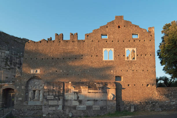 los restos del castrum caetani medieval cerca de la antigua tumba romana de caecilia metella, roma, italia. - caecilia metella fotografías e imágenes de stock