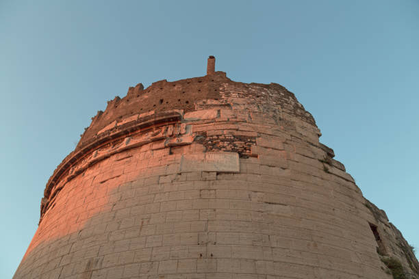 antigua tumba romana de caecilia metella, siglo i a. c., vía apicia (vía appia antica), roma, italia. - caecilia metella fotografías e imágenes de stock