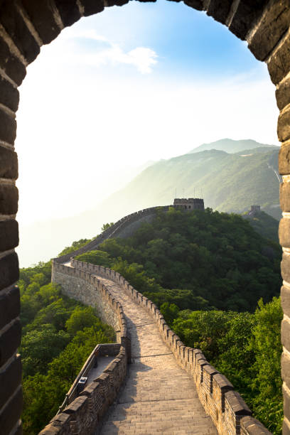 la grande muraille de mu tianyu de la fenêtre dans la brume pendant le coucher du soleil à pékin - tourist travel china great wall of china photos et images de collection