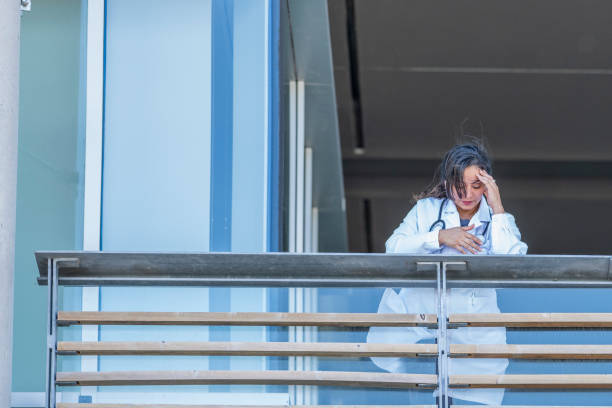 испаноязычный врач берет перерыв за пределами больницы - nurse hygiene emotional stress surgeon стоковые фото и изображения
