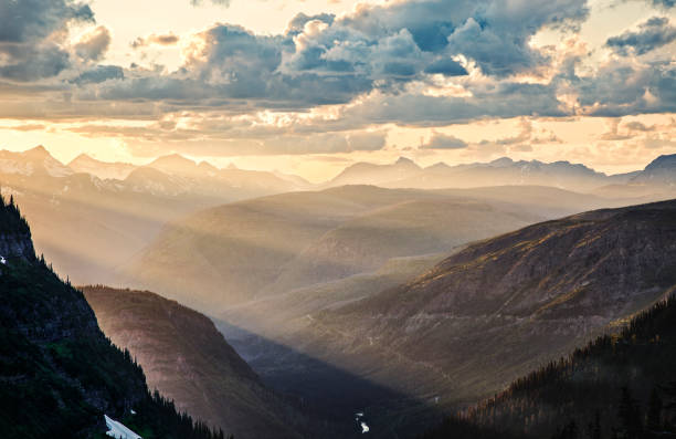 rocky mountain crepuscular light - lake us glacier national park cloudscape cloud imagens e fotografias de stock