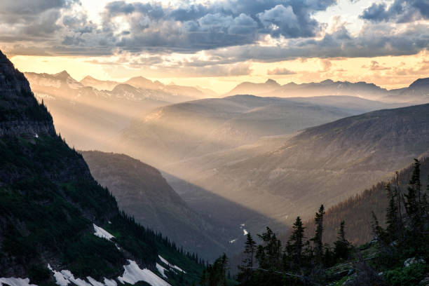 luz crepuscular da montanha rochosa 2 - montana sunrise mountain mountain range - fotografias e filmes do acervo