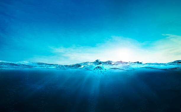 océano azul bajo el agua, océano profundo, olas de agua azul con el rayo del sol vista clara realista, bandera del día de los océanos del mundo con el espacio de copia, lago de agua dulce del día del océano mundial, agua de mar - triángulo de las bermudas fotografías e imágenes de stock