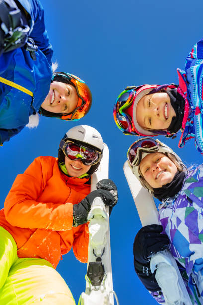 los niños miran hacia abajo con máscara deportiva de esquí y gafas - mono ski fotografías e imágenes de stock