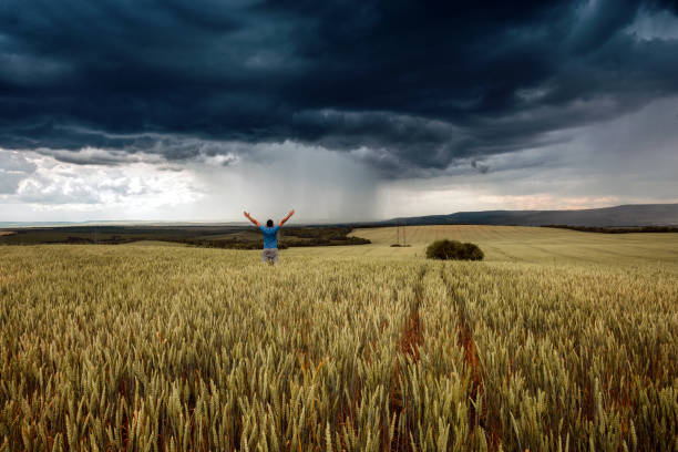 cazador de tormentas de joven viendo una fuerte tormenta en el campo de trigo - mammatus cloud fotografías e imágenes de stock