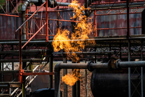 las llamas de fuego se envuelven por fugas de gasoductos. explosión de oleoductos y llamas de fuego en la gasolinera. bombero en rescate de servicio y concepto de seguridad industrial. - fire escape fotografías e imágenes de stock