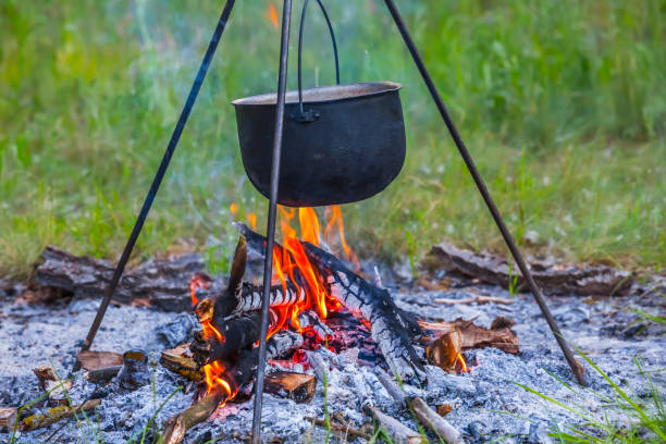 caldero turístico en un incendio en un campamento - stike fotografías e imágenes de stock