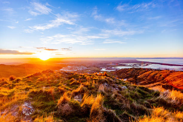 coucher du soleil au-dessus de christchurch - christchurch photos et images de collection