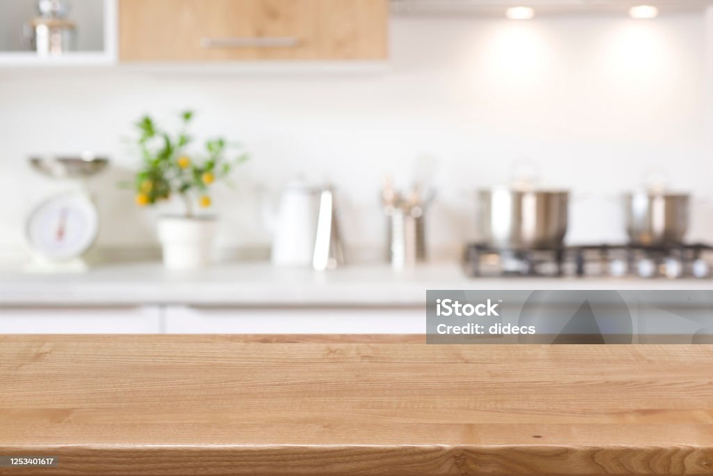 Mesa de madera sobre fondo de mostrador de cocina borroso para la visualización del producto - Foto de stock de Cocina - Estructura de edificio libre de derechos