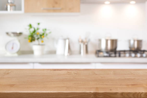 houten tafelblad op onduidelijke achtergrond van het aanrecht voor productvertoning - keuken huis fotos stockfoto's en -beelden