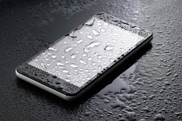 国際侵入保護評価 - スマートフォンのガラスに液体の水滴 - sunken ストックフォトと画像