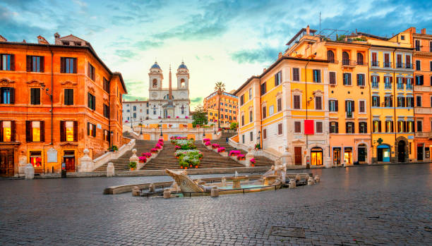 piazza de spagna à rome, italie. marches espagnoles le matin. architecture de rome et point de repère. - piazza di spagna spanish steps church trinita dei monti photos et images de collection