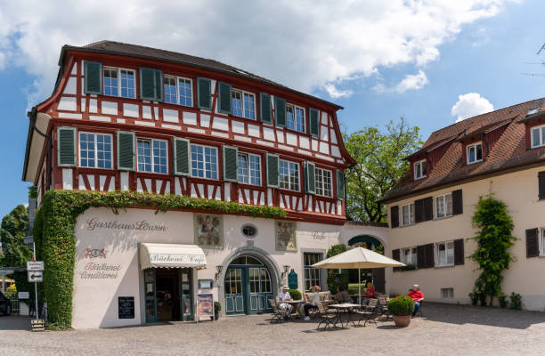 vistas del histórico "hotel loewen" o lions hotel en hagnau en el lago de constanza en el sur de alemania - hagnau fotografías e imágenes de stock