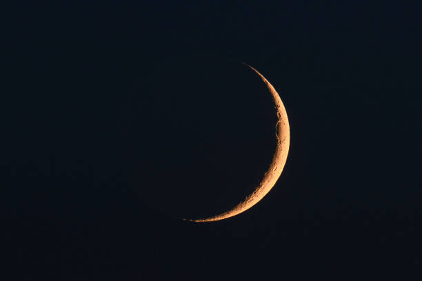 mond am nachthimmel kurz nach dem neumond während der wachsphase - halbmond stock-fotos und bilder