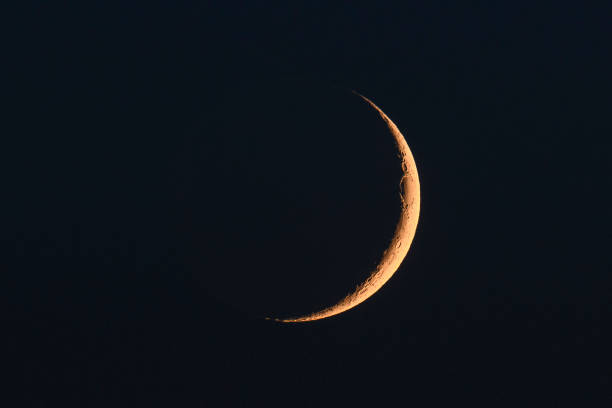 luna nel cielo notturno subito dopo la luna nuova durante la fase di ceretta - crescent foto e immagini stock
